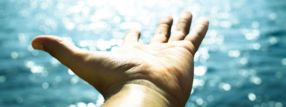 Una mano estesa per ricevere un'offerta