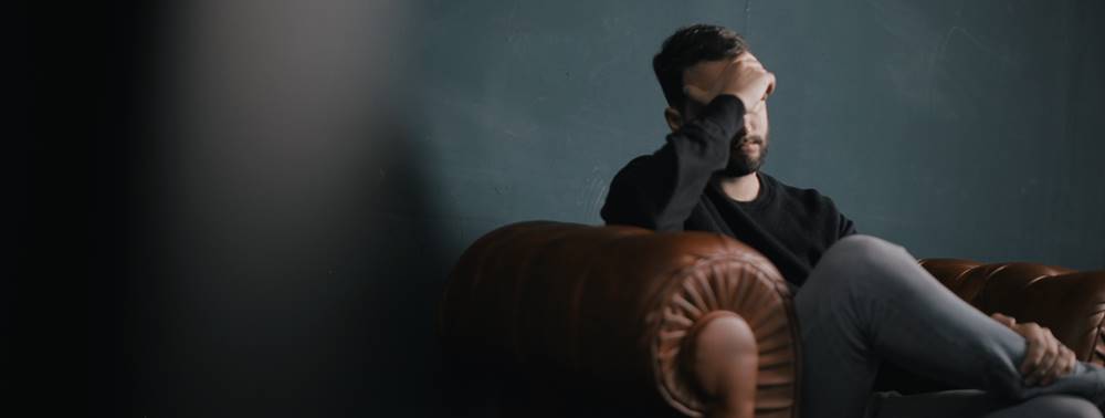 Un uomo che non è buono, in un divano